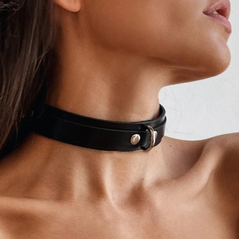 Sexy Adjustable Synthetic Leather Bondage collar with Chain-like Strap - Extreme Fetish neck cuffs for Adults, Role-Play, Formal Events - Easy-to-Clean Synthetic Material (Non-Washable) - Matte Black BDSM Accessory, Romantic (Copy)